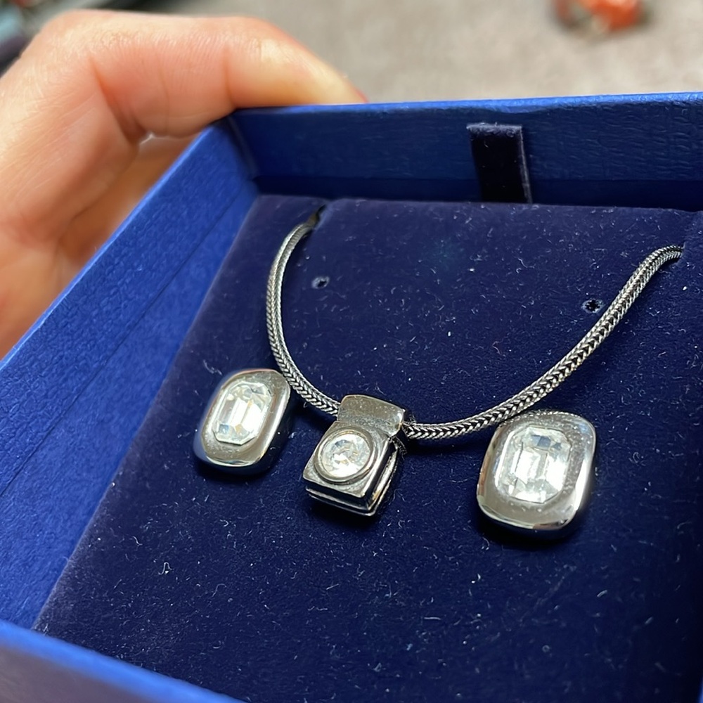 New Swarovski stud earrings - Picture 2 of 5